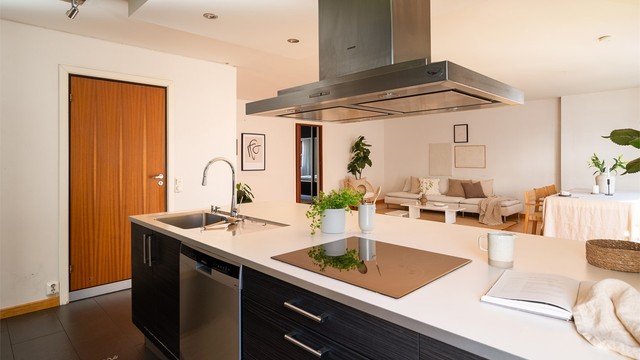 Fritthengende ventilator over øyen og varmtvannsberederen er plassert under kjøkkenbenken.