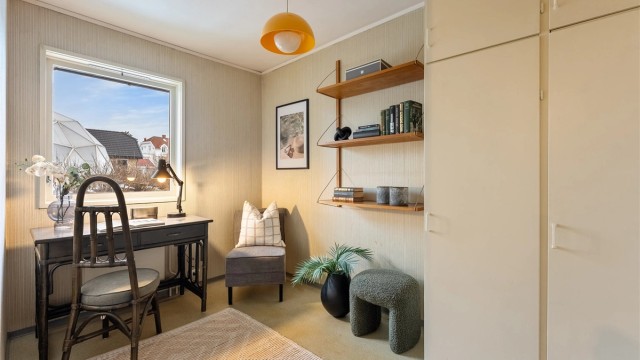 Dette soverommet har også plassbygde garderobeskap og vender ut mot hagen.