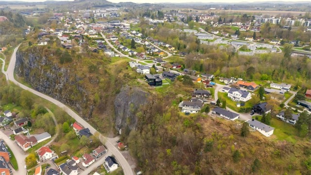 I umiddelbar nærhet finnes det barnehager, barneskole og videregående skole. Det er også idrettsanlegg, treningssentre og andre fritidstilbud lett tilgjengelig i nærområdet