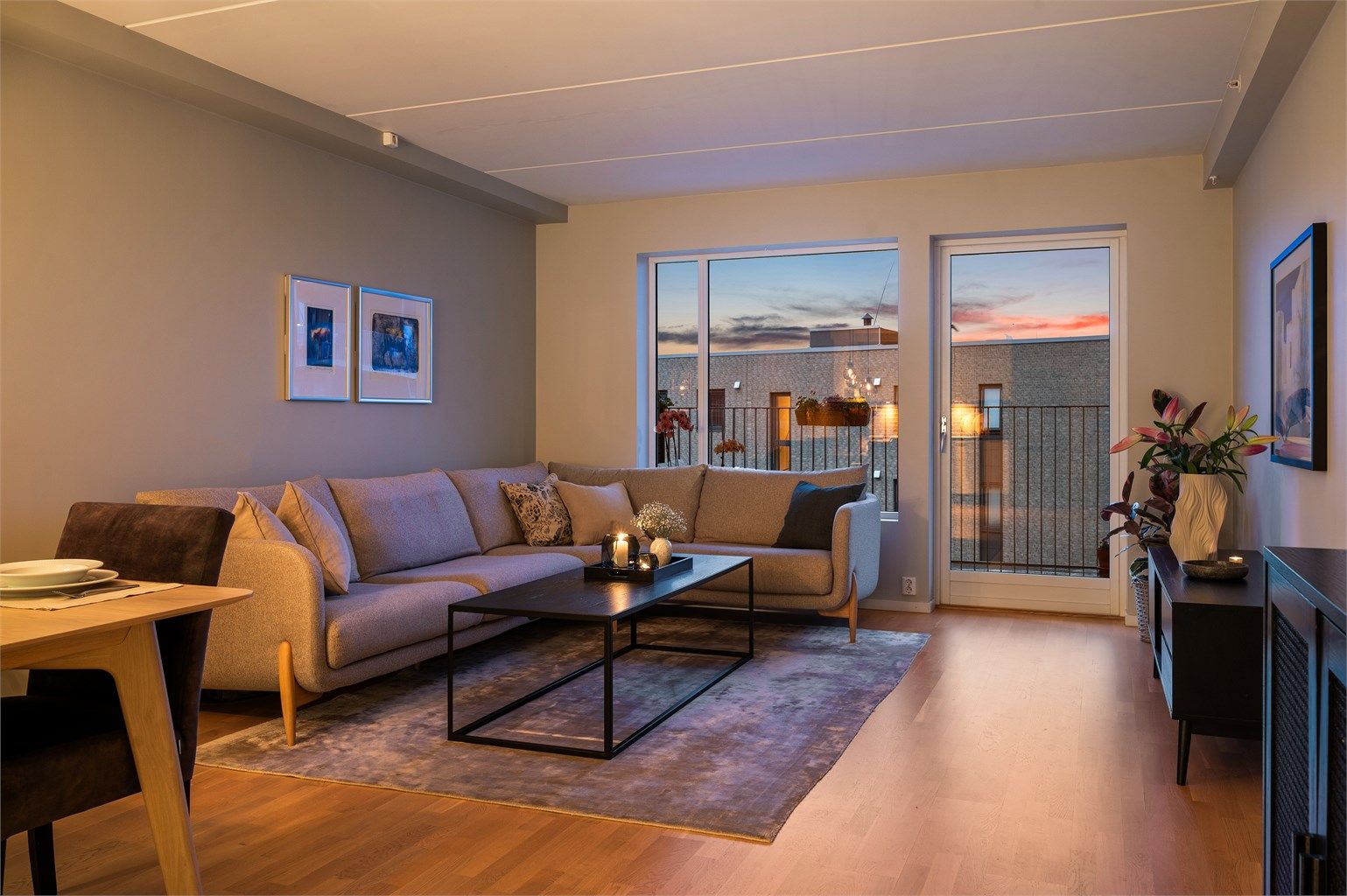 En delikat og gjennomgående 3-roms leilighet med herlig balkong, beliggende høyt i 5. etasje!