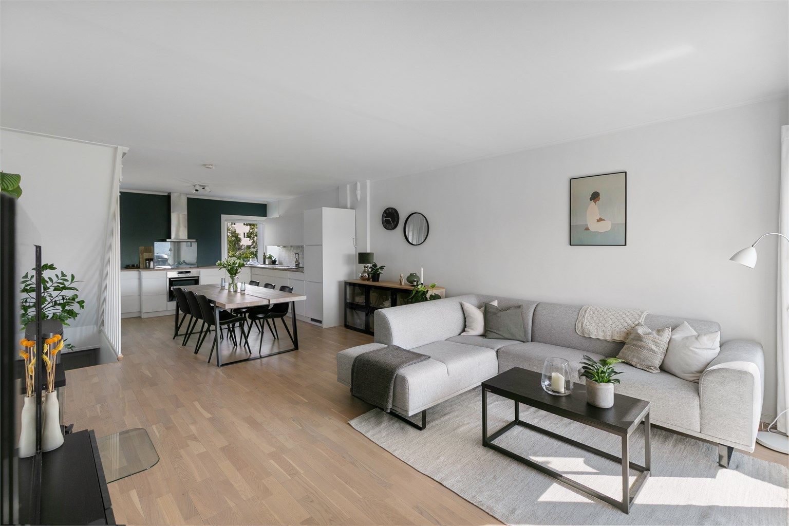 Den åpne løsningen gir god plass til både sofagruppe og en romslig spisestue.