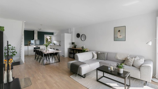 Den åpne løsningen gir god plass til både sofagruppe og en romslig spisestue.