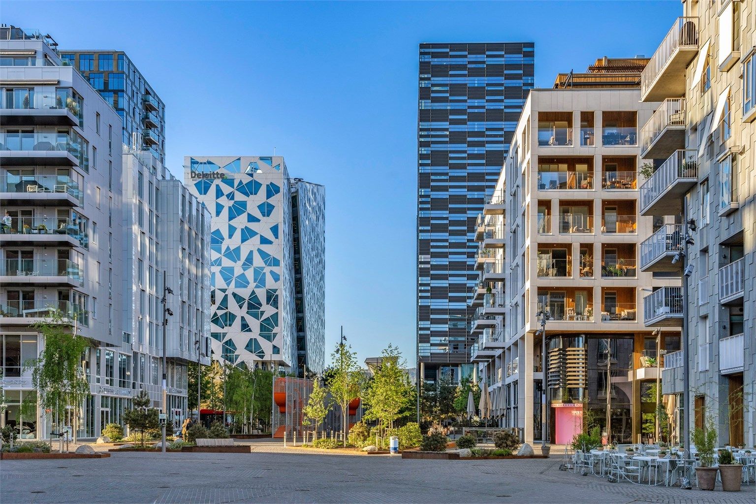 Det er kort vei også til Bjørvika hvor du finner en rekke servicetilbud og fasiliteter. 