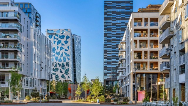 Det er kort vei også til Bjørvika hvor du finner en rekke servicetilbud og fasiliteter.
