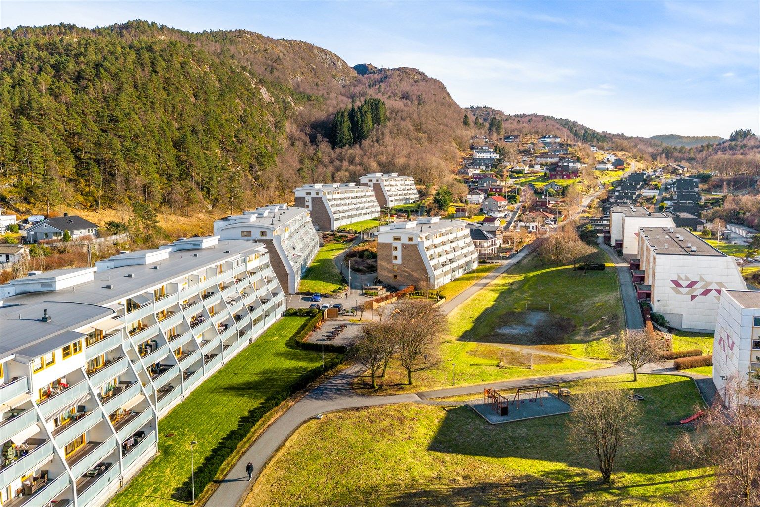 I umiddelbar nærhet er det flotte turstier og skogsområder.