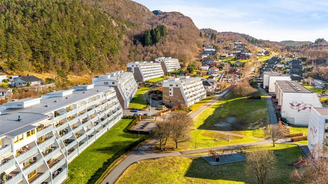 I umiddelbar nærhet er det flotte turstier og skogsområder.