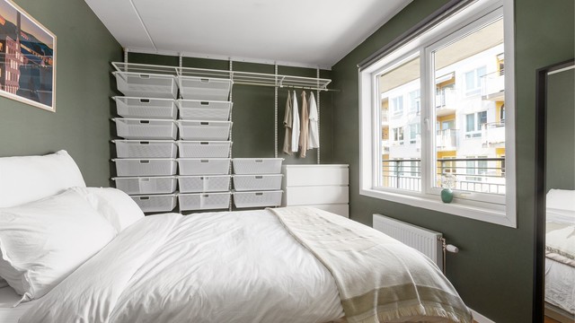 Soverom med garderobeløsning
