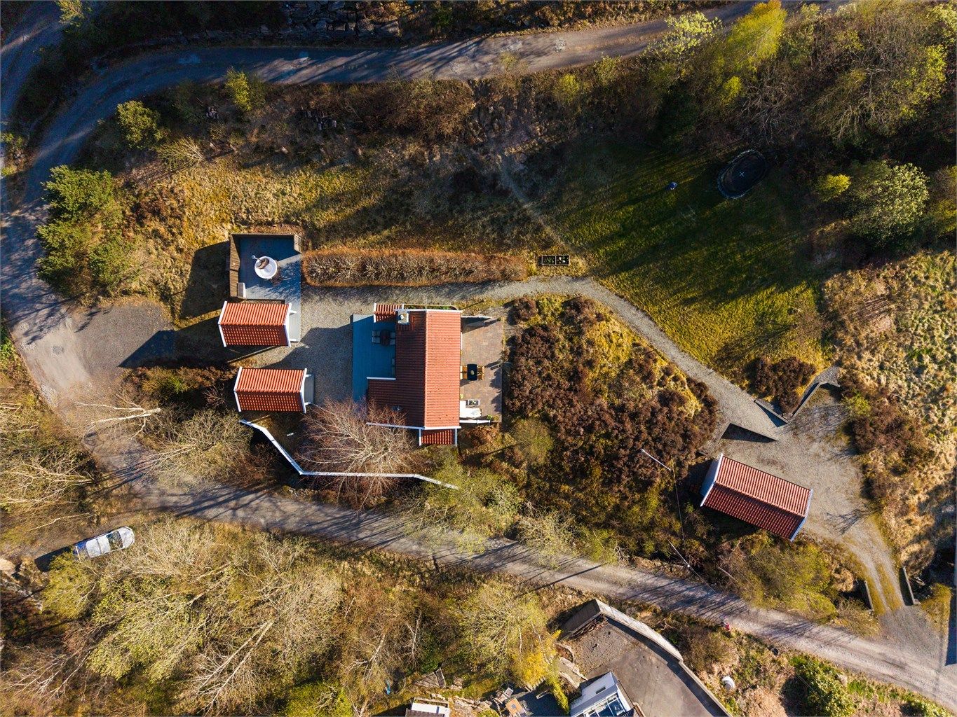 Innkjørsel og tomt sett overfra.