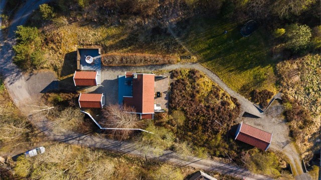 Innkjørsel og tomt sett overfra.