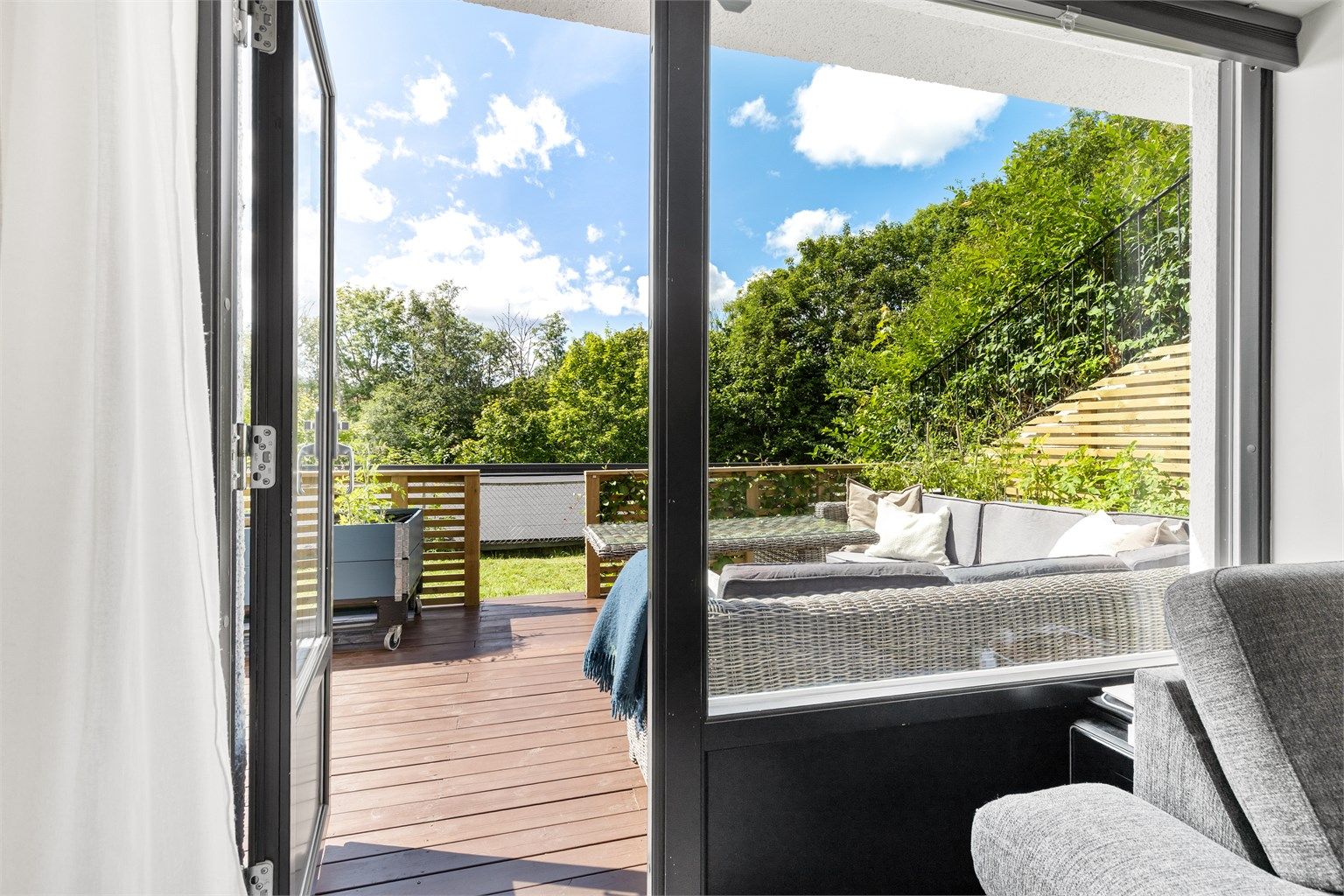 Videre adkomst ut til markterrasse med gode solforhold.