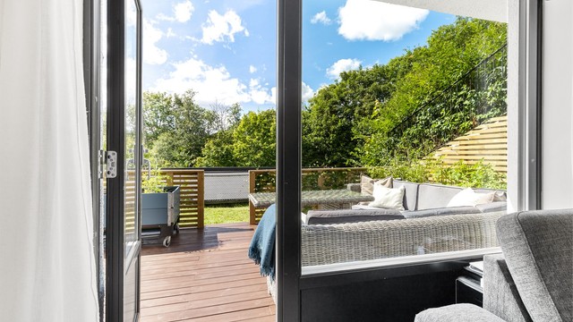 Videre adkomst ut til markterrasse med gode solforhold.
