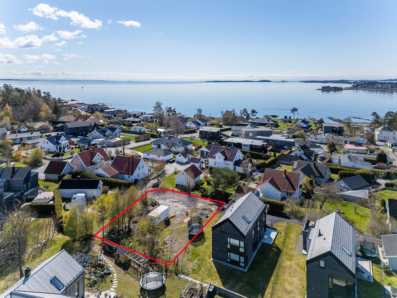 Velkommen til Solliveien 30! En solrik tomt med gangavstand til sjø og strand. Godkjent rammetillatelse til en romslig enebolig over 2 plan med hybeldel. Ingen byggeklausul. Tomtens grenser ca. angitt i bildet