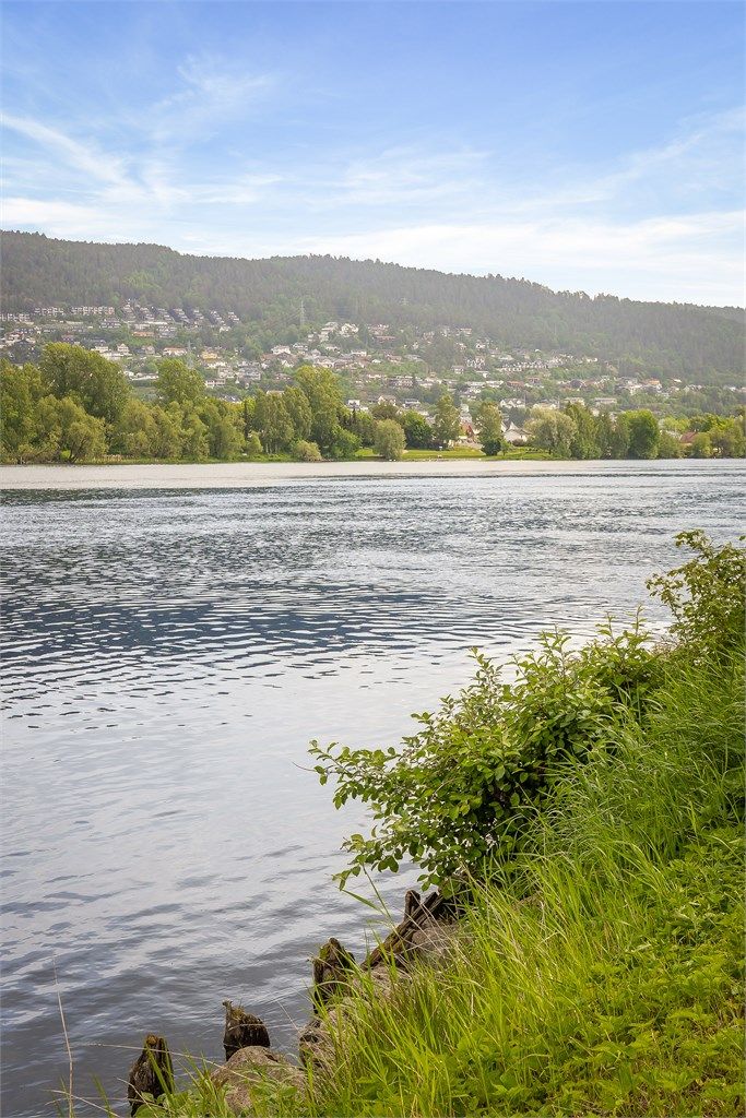 Drammenselva byr på rekreasjonsmuligheter rett utenfor døren.