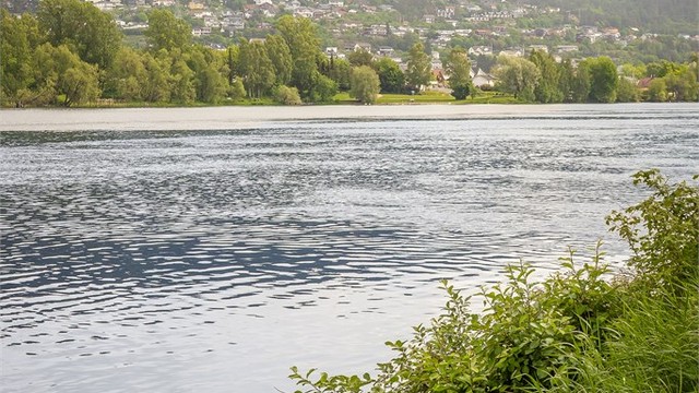 Drammenselva byr på rekreasjonsmuligheter rett utenfor døren.