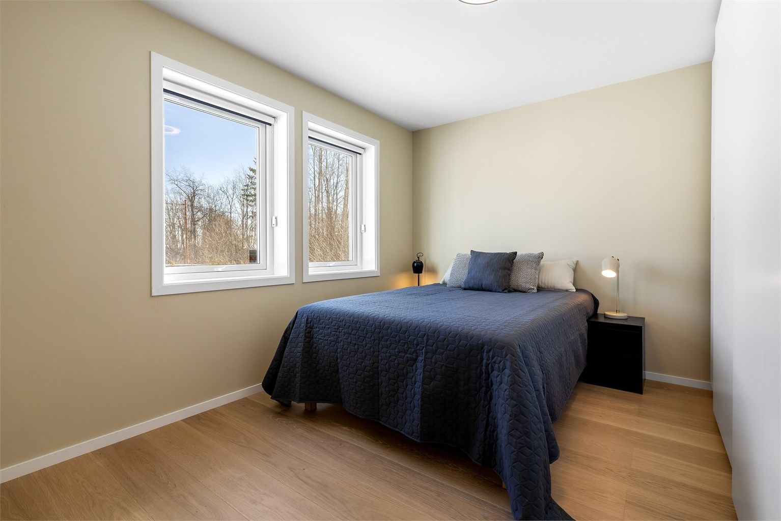 Soverom med skyvedørsgarderobe