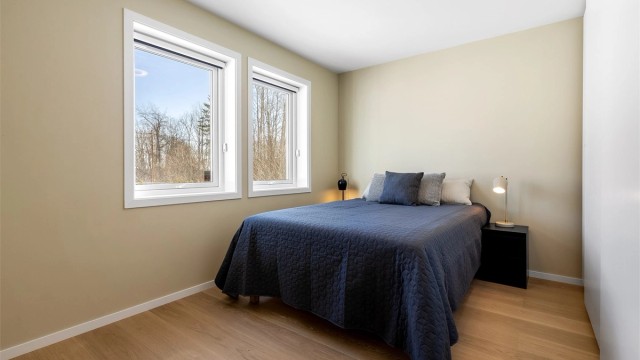 Soverom med skyvedørsgarderobe