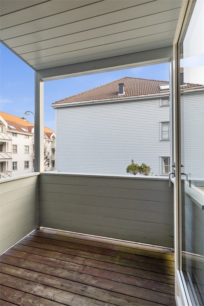 Direkte utgang fra stuen til balkong som gir deg et lite pusterom under åpen himmel.