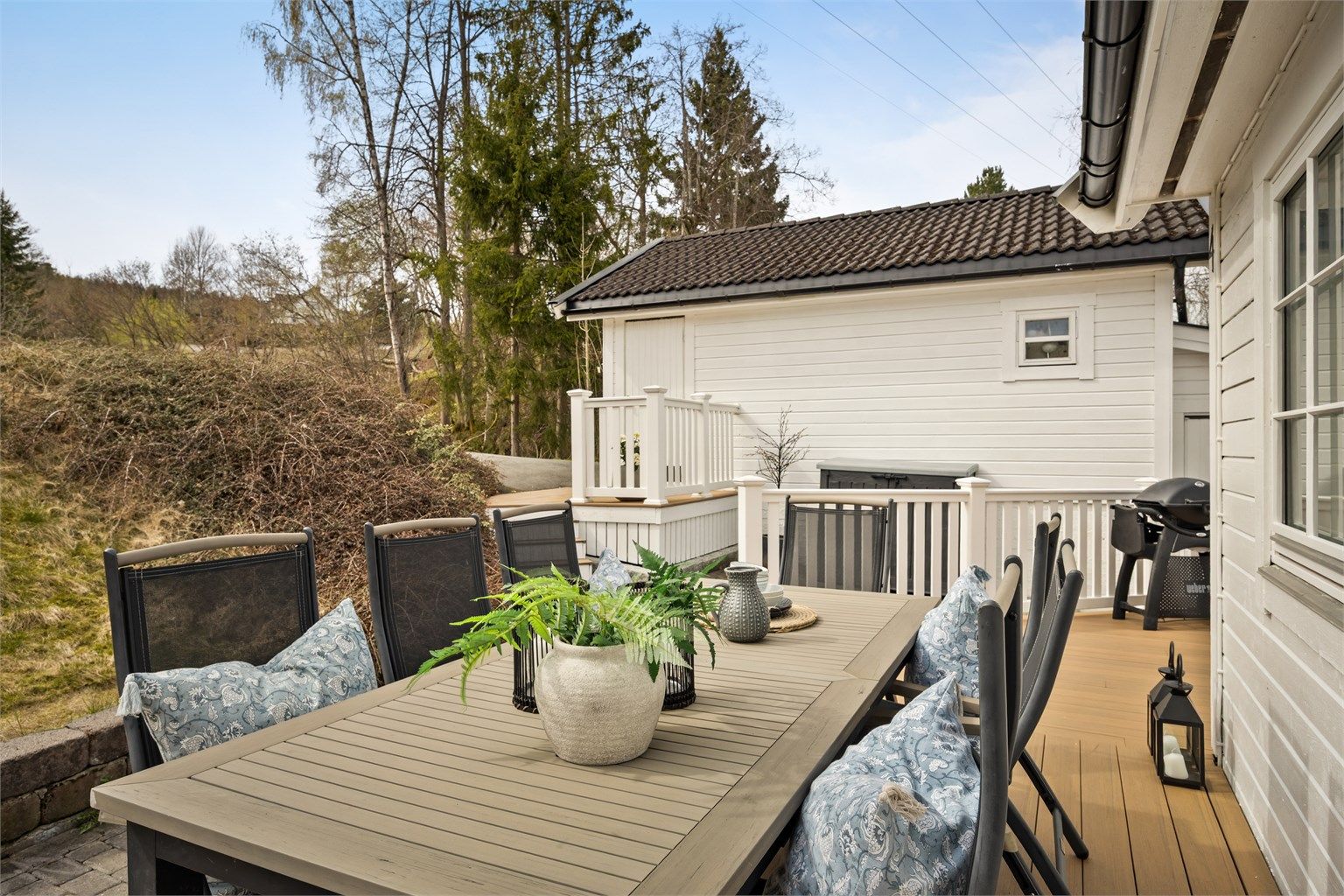 Her er det god plass til langbord for sosiale sammenkomster utendørs.