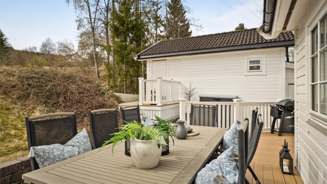 Her er det god plass til langbord for sosiale sammenkomster utendørs.