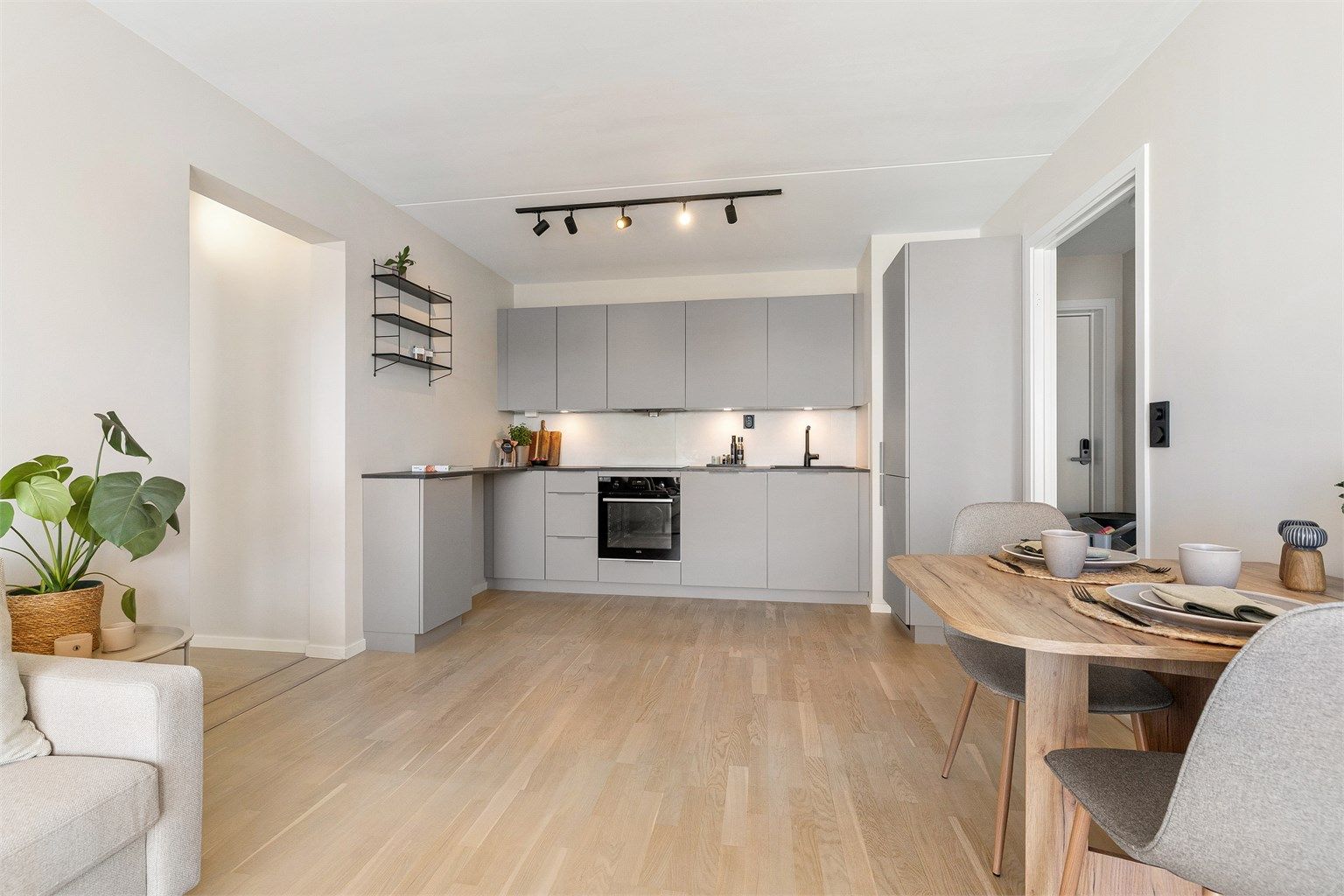 Kjøkkeninnredningen fra 2024 har glatte fronter og en slitesterk benkeplate i laminat.