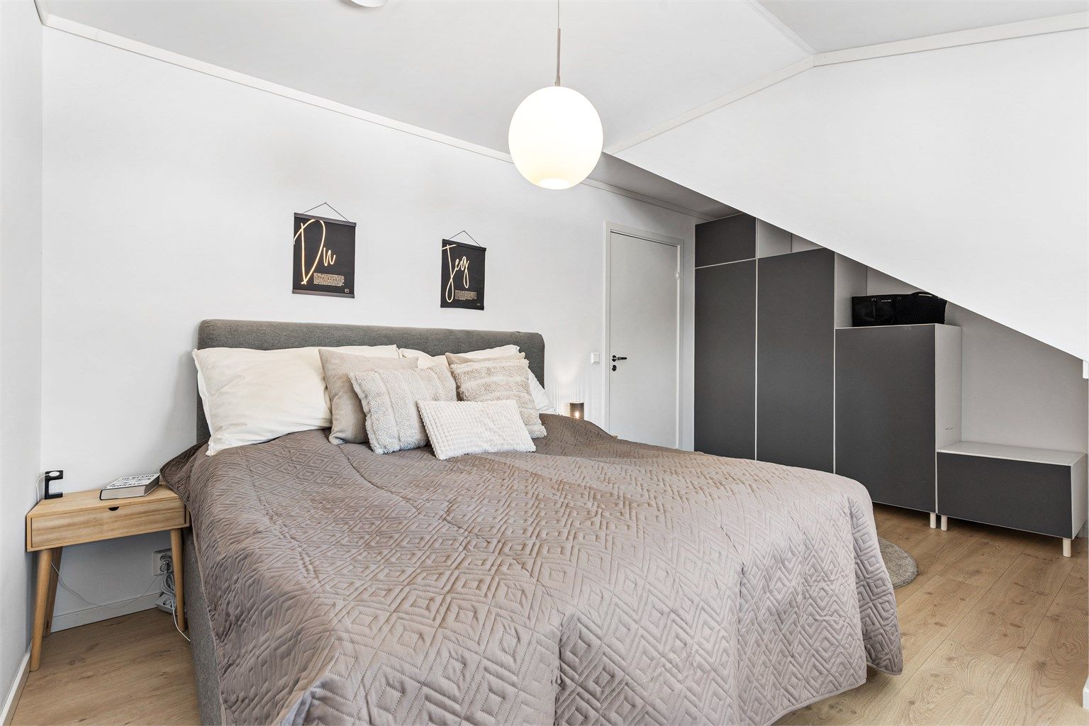 I loftsetasjen er det tre soverom av god størrelse. Plass til dobbeltseng og garderobeskap i alle. (Soverom 1)