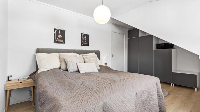 I loftsetasjen er det tre soverom av god størrelse. Plass til dobbeltseng og garderobeskap i alle. (Soverom 1)