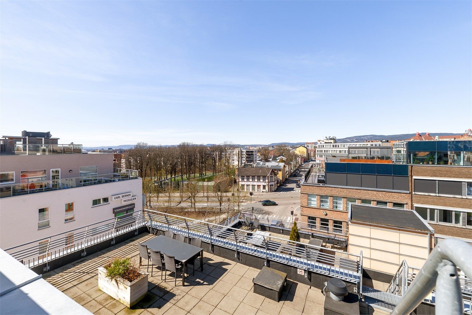 Fra takterrassen ser man utover nærområdet og mot sentrum.