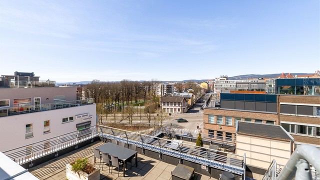 Fra takterrassen ser man utover nærområdet og mot sentrum.