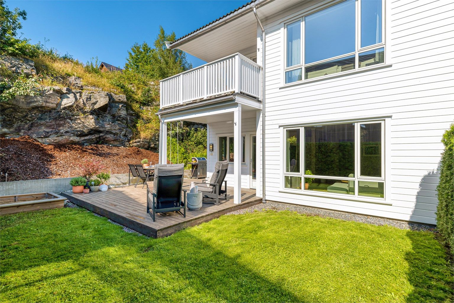 Uteplassen er omkranset med Tuja hekk og oppleves usjenert og privat. 