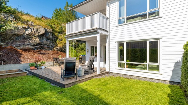 Uteplassen er omkranset med Tuja hekk og oppleves usjenert og privat.