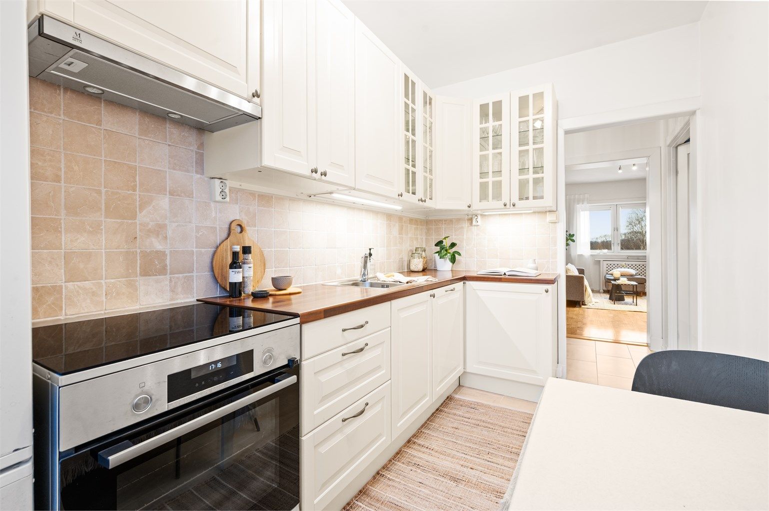 Romslig og praktisk separat kjøkken. Kjøkkenet er utstyrt med frittstående komfyr med induksjonstopp, kjøleskap med fryser og integrert oppvaskmaskin.