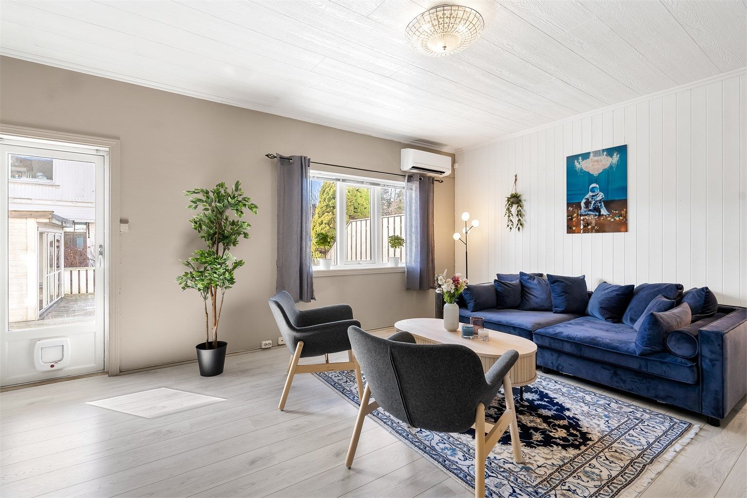 Romslig stue med plass til gode møbler - Det er både peis og varmepumpe som gir en god komfort