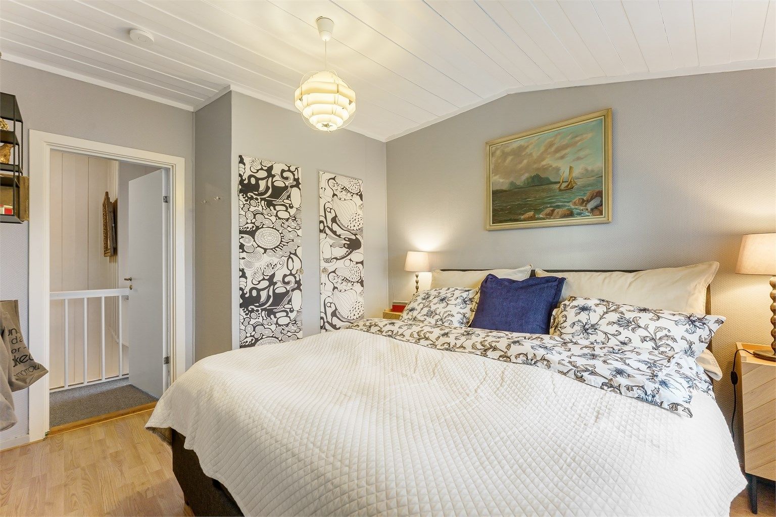 Rommet har laminatgulv og malte flater.