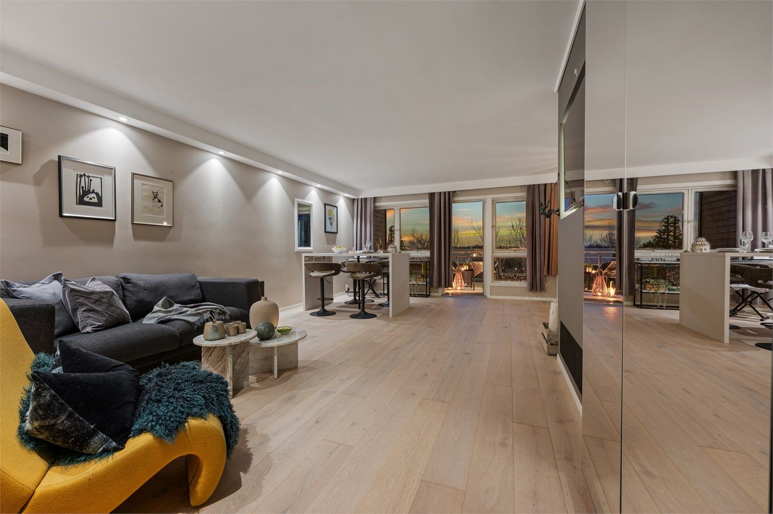 Myrveien 1, er en flott selveierleilighet med gjennomgående bra standard, sørvendt balkong med gode solforhold,  åpen og fri utsikt, samt fast parkeringsplass i lukket garasjeanlegg. Leiligheten har en moderne og fin stil. Her kan en flytte rett inn! 