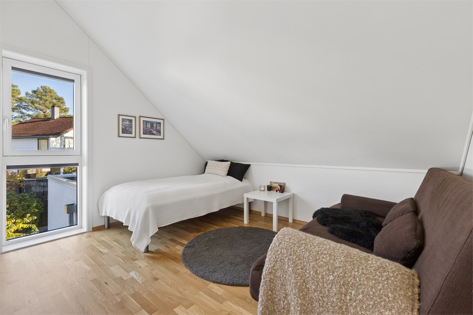 Soverom nr. to har rikelig med naturlig lys. Rommet fremstår som romslig og behagelig, og kan enkelt tilpasses ulike behov som hovedsoverom, gjesterom eller arbeidsrom.
