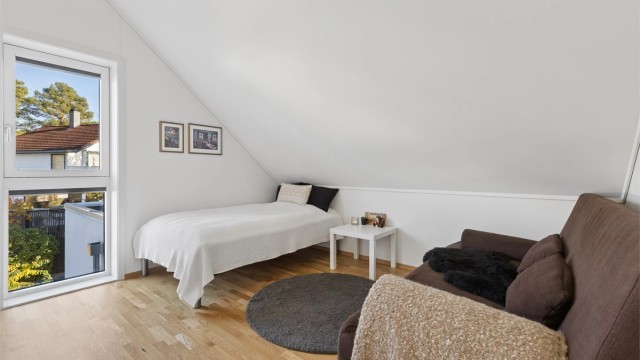 Soverom nr. to har rikelig med naturlig lys. Rommet fremstår som romslig og behagelig, og kan enkelt tilpasses ulike behov som hovedsoverom, gjesterom eller arbeidsrom.