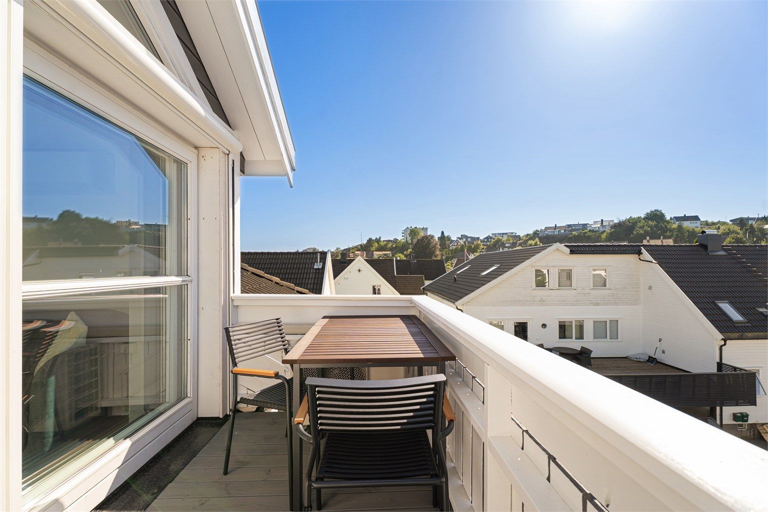 Pa balkongen er det plass til hagemøbler og her kan du lene deg tilbake og nyte solfylte dager. 