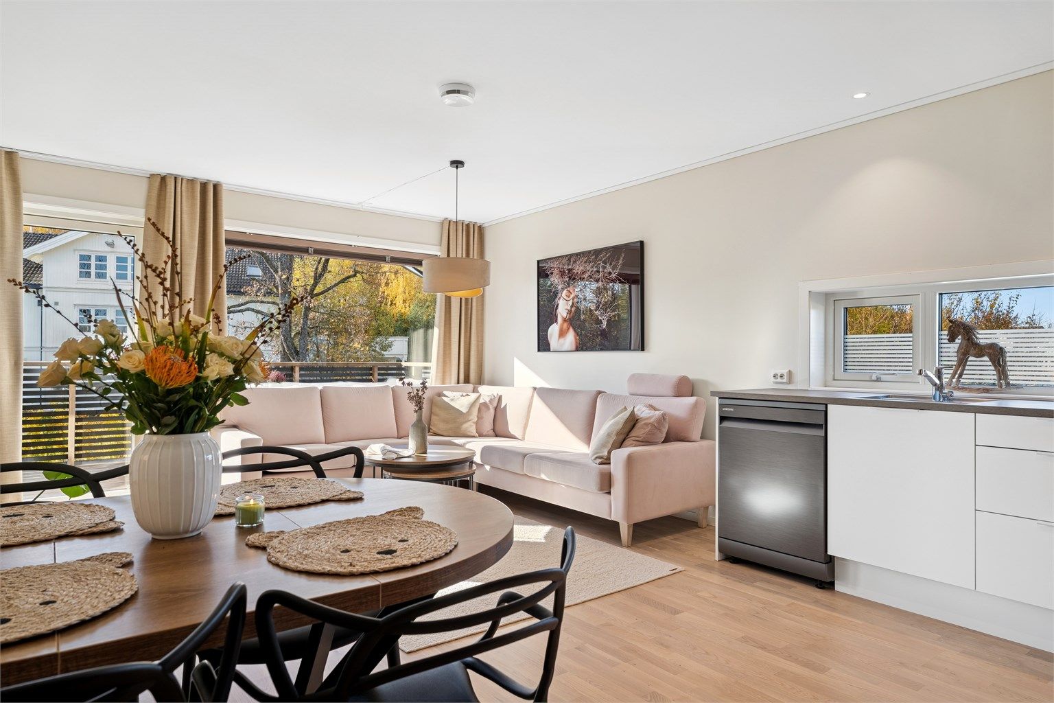 Det er gjennomgående lyse og tidsriktige farge- og materialvalg. 