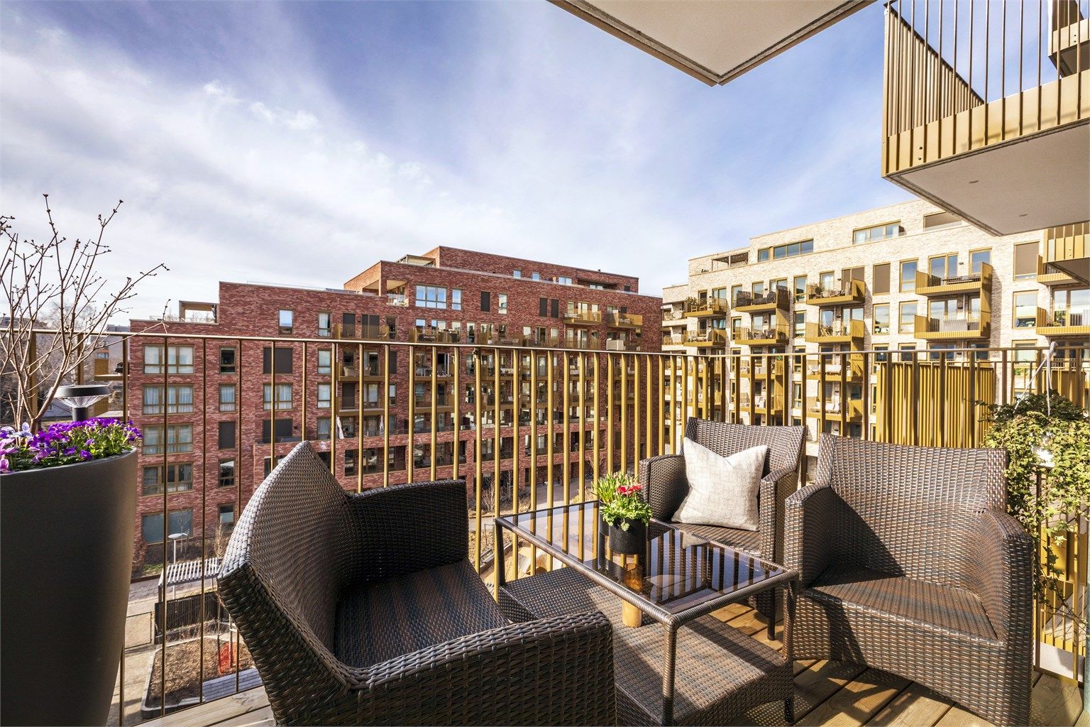 Fint utsyn over gårdsrommet. Ettermiddag- og kveldssol