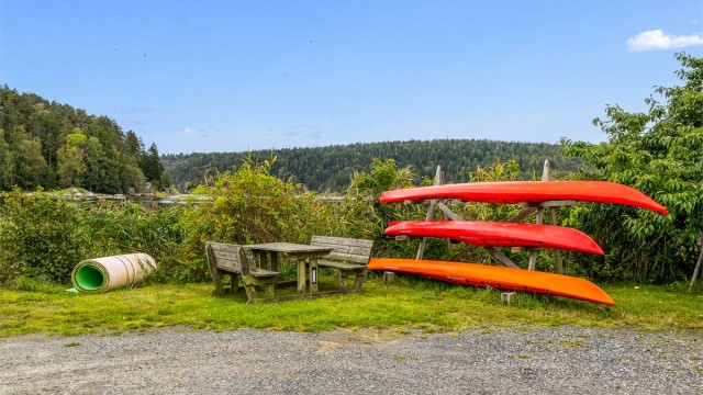 Nede ved bryggeanlegget er det lager kajakkstativ som benyttes av hytteeierne i området.