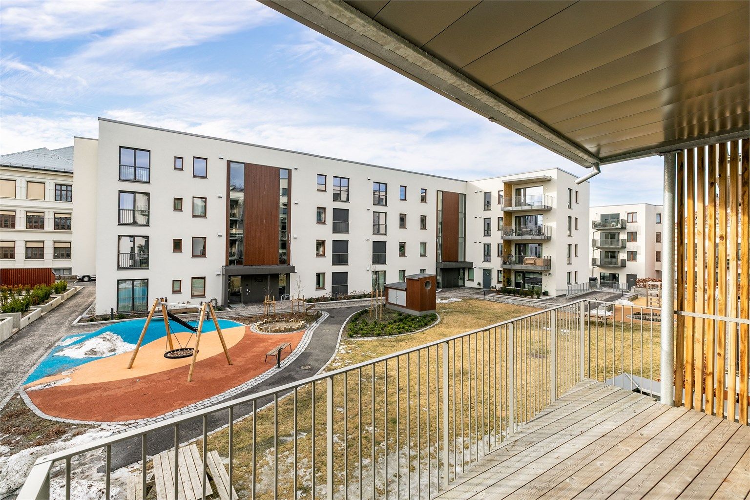 Balkongen er orientert mot vest og skjermede omgivelser i Skarmyrakvartalet. Fotograf; Børge Oppegård.