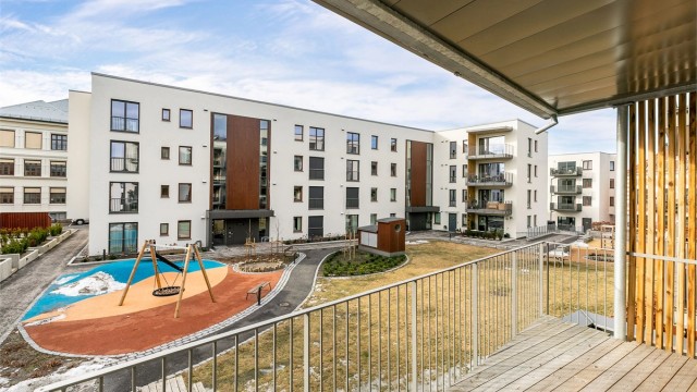 Balkongen er orientert mot vest og skjermede omgivelser i Skarmyrakvartalet. Fotograf; Børge Oppegård.