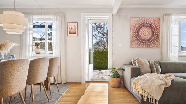 Fra stuen er det direkte utgang til terrassen via en ny terrassedør fra 2024.