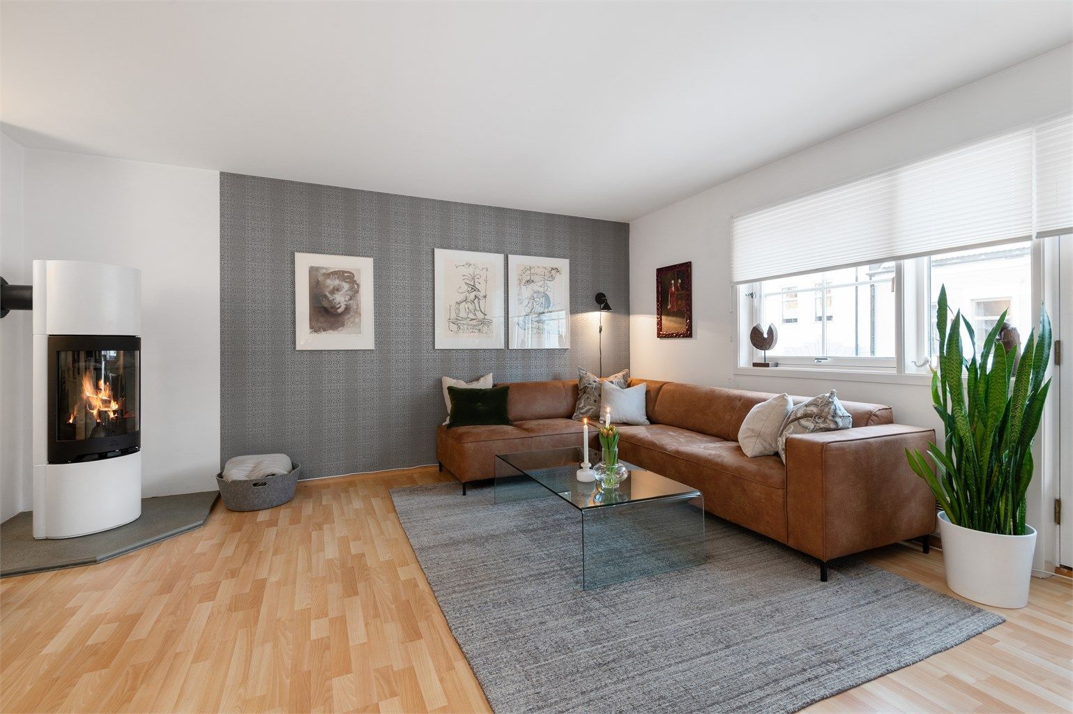 Flott leilighet over to plan med svært sentral beliggenhet. 