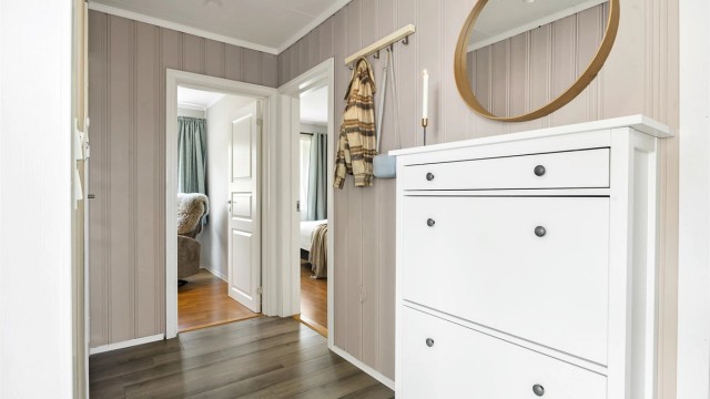 Entré/gang med plass til skoskap og knaggrekke