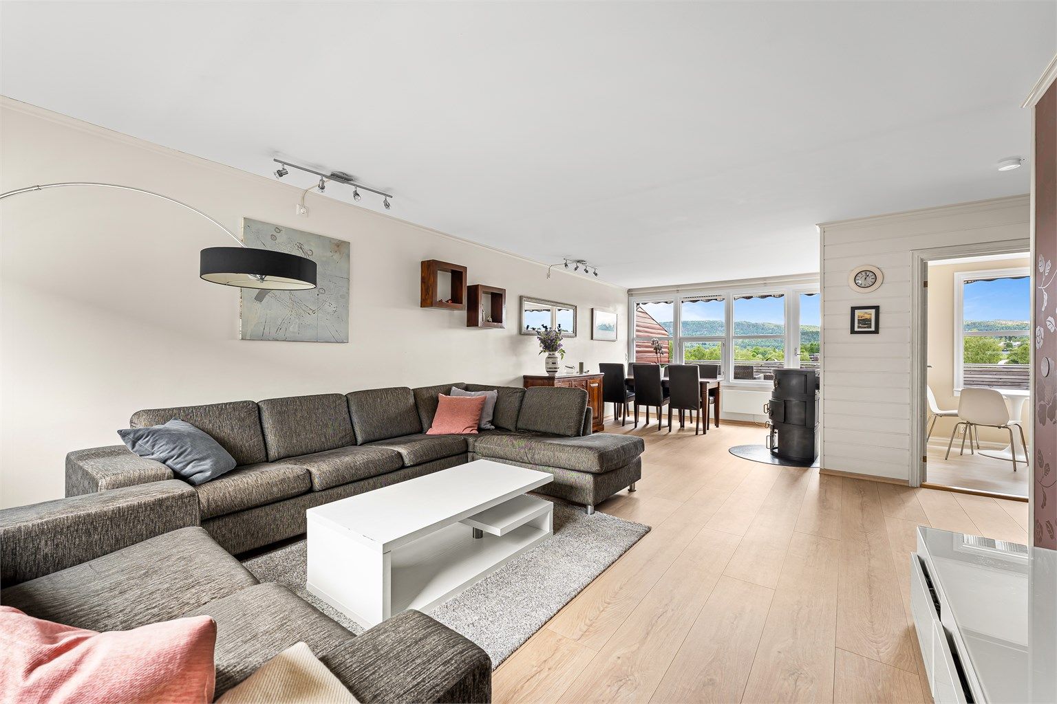 Stuen har god plass til sofagruppe, TV og spiseplass. De store vinduene gir rommet mye luft og lys, og gjør det til et meget hyggelig oppholdsrom.