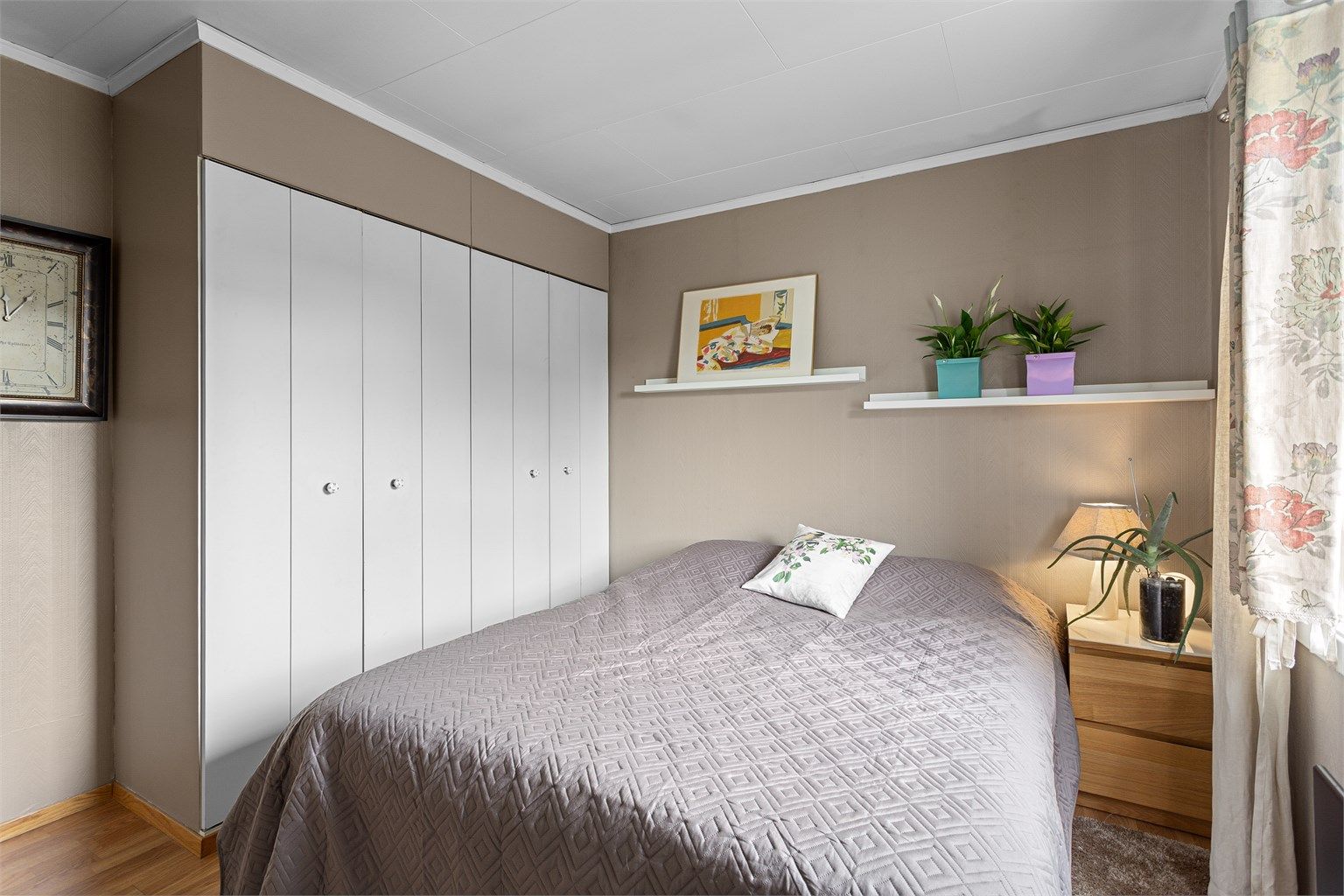 Godt med garderobeplass på et av soverommene.