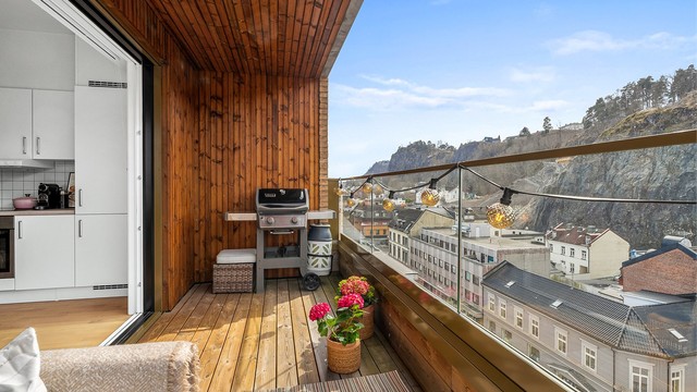 Terrassen har terrassebord i tre og rekkverk i glass som sikrer utsikten uten å skape innsyn.