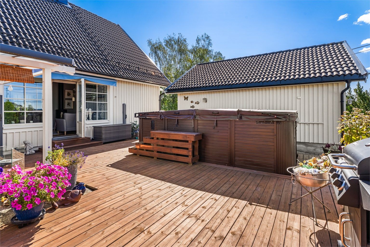 Uteplass med adkomst fra stue - Motstrøms basseng som kan brukes hele året med 2 spasoner, ett i hvert hjørne. 