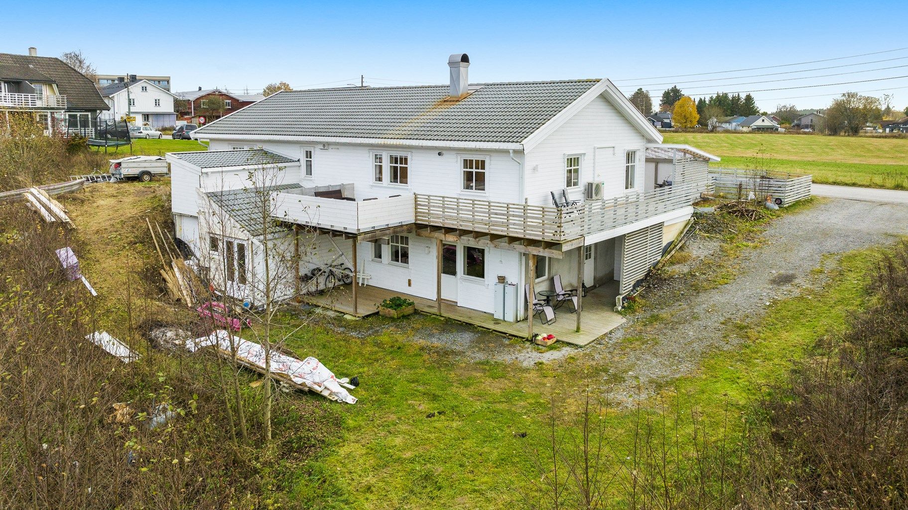 Eiet tomt på ca. 906 kvm med god boltreplass for hele familien